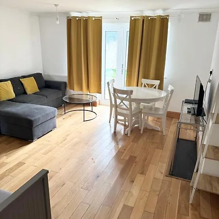 Beautiful 2 Bedroom Garden Flat W/ Free Parking